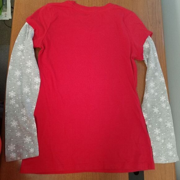 Wound Up youth large "Im only a morning person on December 25" shirt. Red t-shir - Picture 5 of 6